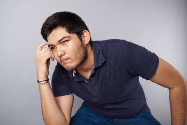 Endişeli genç adam portresi