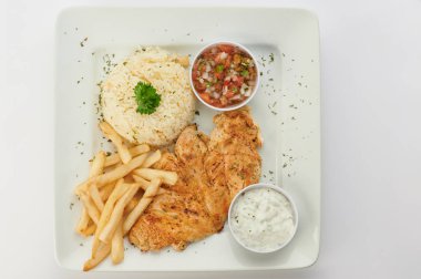 Kızarmış tavuk ve garnitür ile Tabak