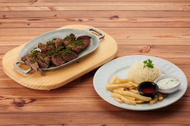 Ahşap masada Barbekü biftek