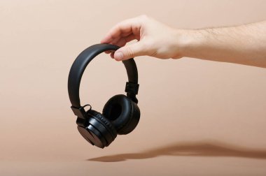 El basılı siyah kulaklıklar