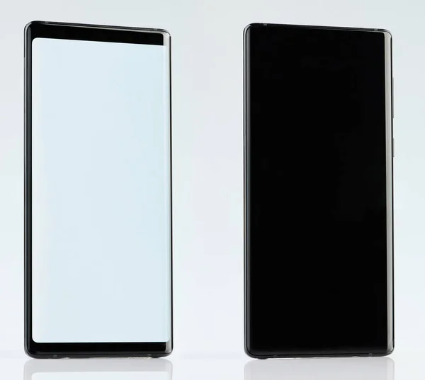 Вид сзади и спереди черного универсального смартфона — стоковое фото