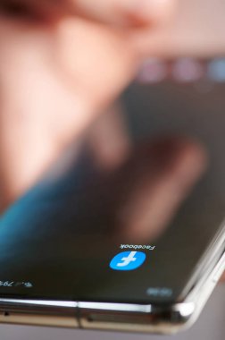 Facebook logosuna smartphone