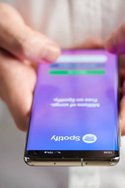 Spotify mobil uygulamasını kullanma