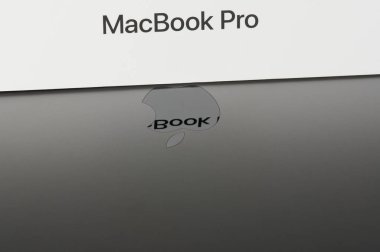 Laptop gri elma logosu