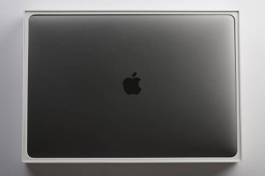 Kutuda gri elma laptop