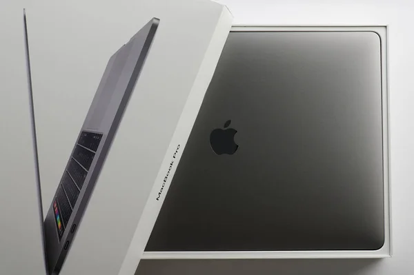 Unboxing nowy Jabłko MacBook Pro — Zdjęcie stockowe