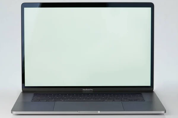 Grijze laptop MacBook Pro — Stockfoto