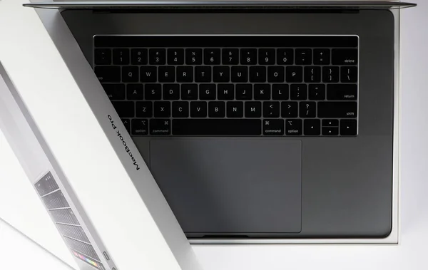 Otwarte pudełko z szarym Apple laptop — Zdjęcie stockowe