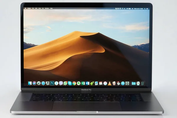 Gray Apple Sign på laptop — Stockfoto