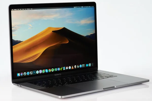 Widok z boku nowoczesnego MacBooka Pro — Zdjęcie stockowe