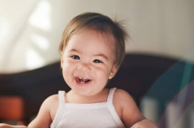 Mutlu gülümseme bebek kız