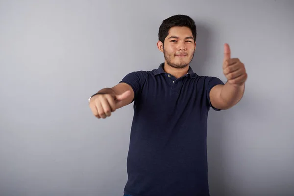 Joyeux jeune homme latin avec le pouce levé — Photo