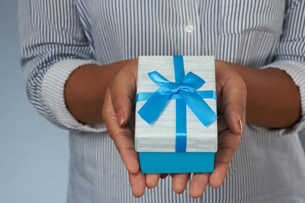 Vista de cerca de azul con caja de regalo de cinta —  Fotos de Stock