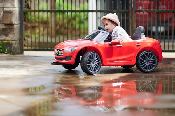 Pequeña niña conduciendo coche de juguete — Foto de Stock