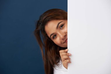 Afiş ile Latin kadın