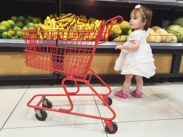 Bambina che sceglie frutta e verdura — Foto Stock