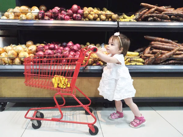 Alışveriş sepeti ile bebek kız — Stok fotoğraf