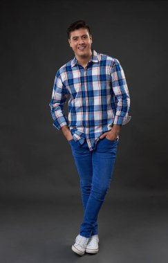 Kot pantolonlu genç adam ayakta