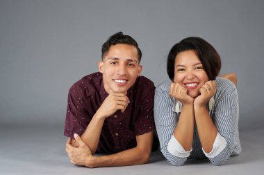 Gülen latin genç çift