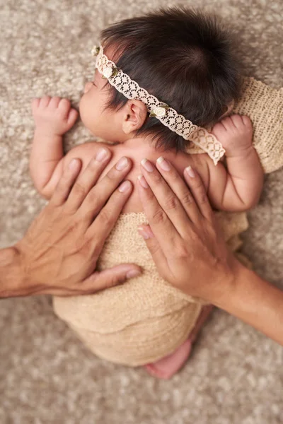 Батьки руки натисніть дитину назад — стокове фото