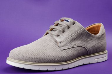 Bir gri modern adam ayakkabı