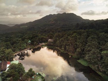 Dağda göl ile küçük park 