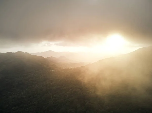 Foggy tramonto sulla montagna — Foto Stock