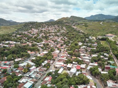 Tepelerde küçük kırsal evler