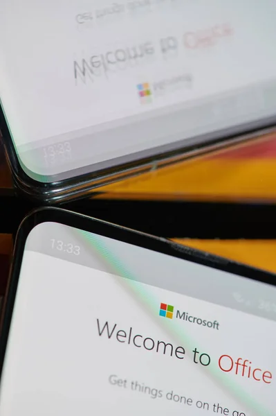 Usando o aplicativo de escritório microsoft no smartphone — Fotografia de Stock