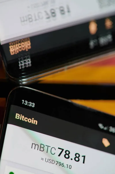 Akıllı telefonda bitcoin cüzdan uygulamasını kullanma — Stok fotoğraf