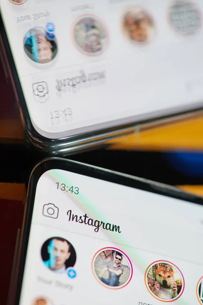Använda Instagram-program på en smartphone — Stockfoto