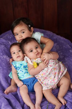 Küçük komik bebekler grubu