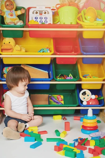 Bebé niña jugando con juguetes — Foto de Stock