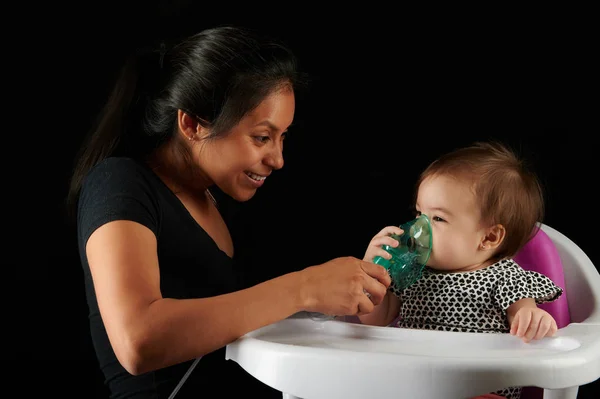 Жінка допомагає дитині використовувати туманність — стокове фото