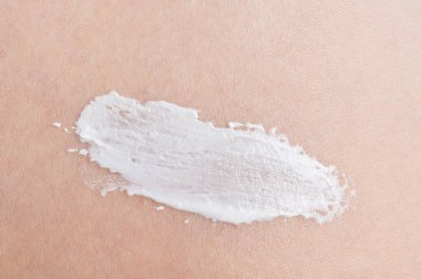 Çıplak temiz ciltüzerinde beyaz krem