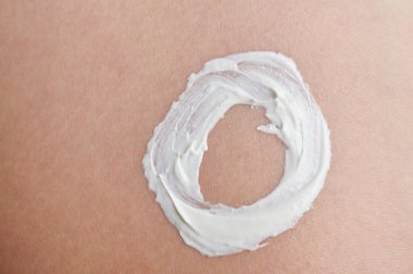 Cilde beyaz krem uygulamak