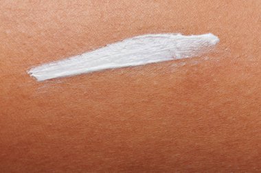 Kahverengi ciltte nemlendirici beyaz krem