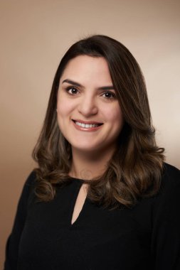 Bir gülümseyen esmer genç kadın