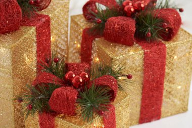 Altın noel kutuları