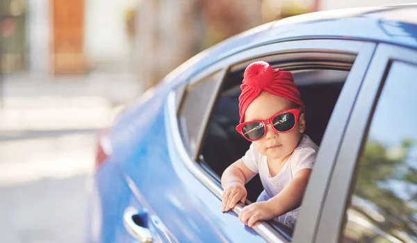 車の窓にイスラム教徒の赤ちゃんの女の子 — ストック写真