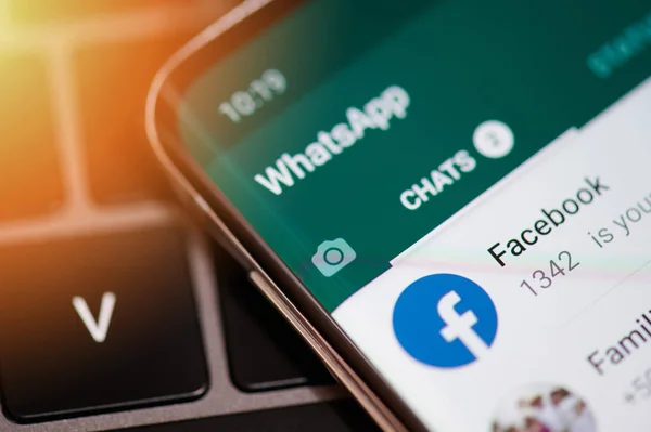 WhatsApp-App chattet mit Facebook — Stockfoto