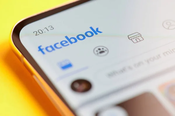 Sprawdzanie aplikacji Facebook na smartfonie — Zdjęcie stockowe