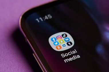 Akıllı telefonda sosyal medya uygulamaları içeren klasör