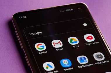 Akıllı telefondaki Google uygulamaları