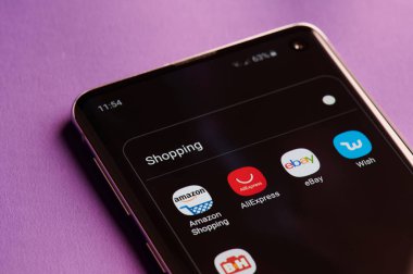 Akıllı telefonda çevrimiçi alışveriş apsleri