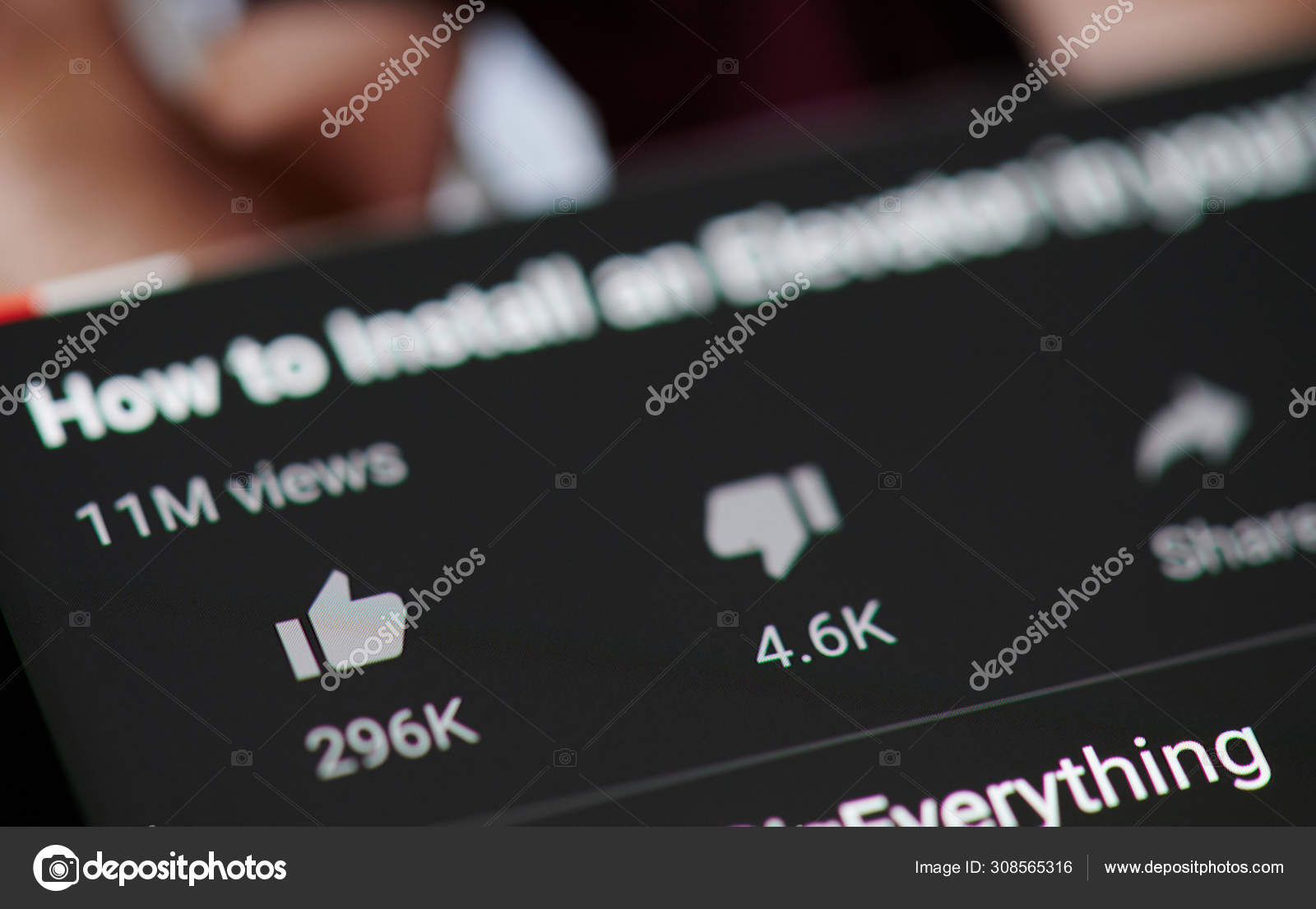 Herunterladen - New york, usa - 18. september 2019: likes and dislikes auf youtube video auf laptop screen close up view — Stockbild Likes und Abneigungen auf Youtube-Video — Stockfoto
