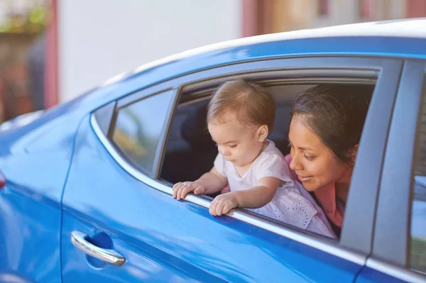 Small girl with sister — Stock Photo, Image