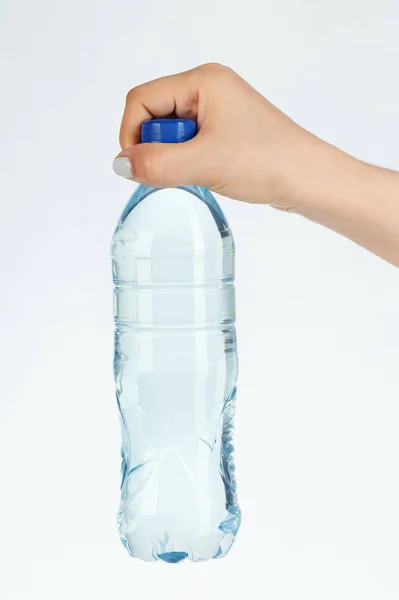 Hand hält Wasserflasche — Stockfoto