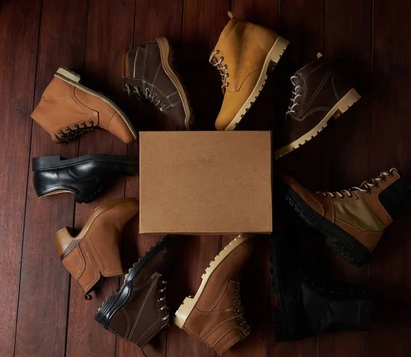 Leather shoes around cartoon box — Stock Photo, Image
