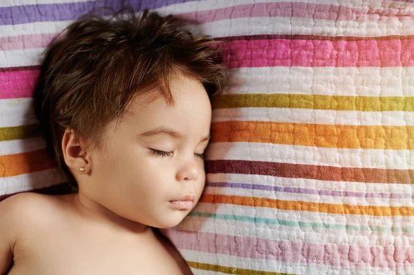 Лицо спящего ребенка — стоковое фото